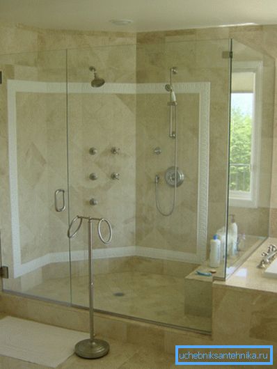 Coin douche avec parois de verre