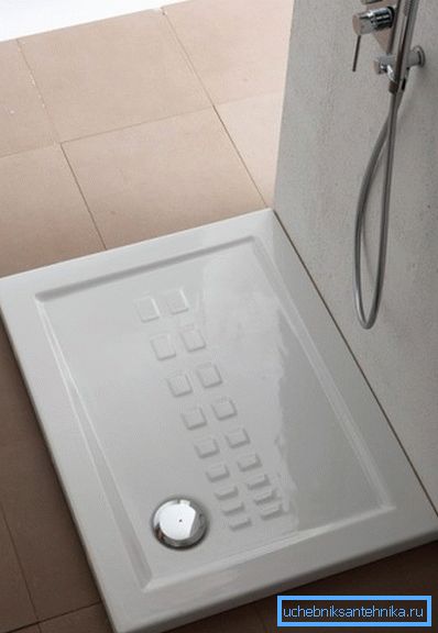 Bac à douche 120 à 70 à l'intérieur de la salle de bain. Bac à douche 120 à 70 à l'intérieur de la salle de bain.