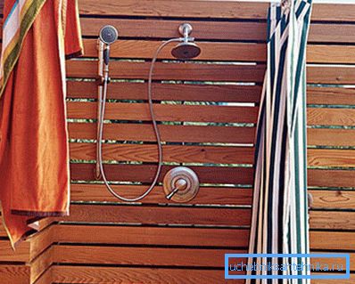 Douche pour donner d'un arbre - option parfaite pour les vacances d'été. Douche pour donner d'un arbre - option parfaite pour les vacances d'été.