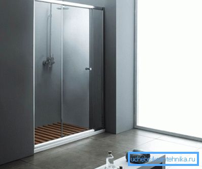 Les receveurs de douche avec des rideaux sont très élégants et conviennent parfaitement aux intérieurs minimalistes.