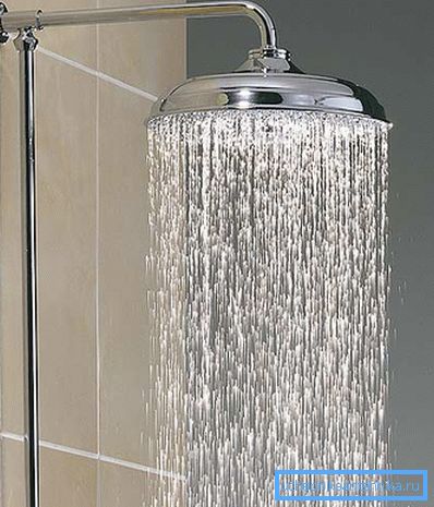 Les barres de douche avec tête de douche doivent avoir une hauteur suffisante Les barres de douche avec tête de douche doivent avoir une hauteur suffisante