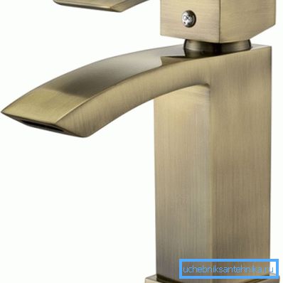 Grue à manette en bronze. Grue à manette en bronze.