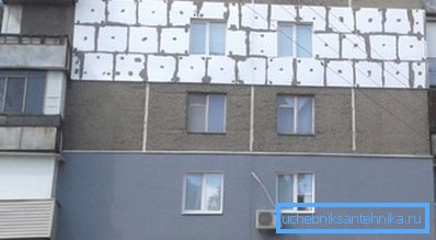 Un moyen efficace d'économiser de l'énergie consiste à isoler les murs extérieurs d'un bâtiment avec des panneaux en mousse.