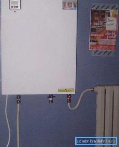 Chauffage électrique économique de la maison avec une chaudière Chauffage électrique économique de la maison avec une chaudière