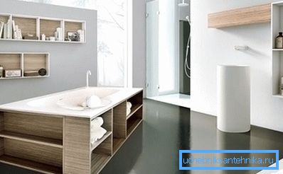 Écran avec étagères en bois sous la salle de bain Écran avec étagères en bois sous la salle de bain