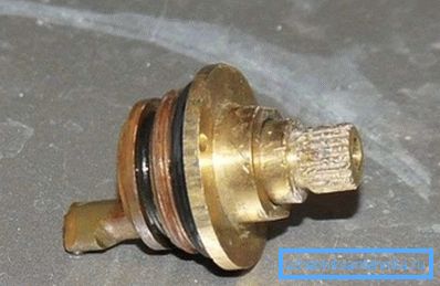 L'excentrique ne permettra pas de sortir un fût pendant qu'il est dans le boîtier du mélangeur. L'excentrique ne permettra pas de sortir un fût pendant qu'il est dans le boîtier du mélangeur.