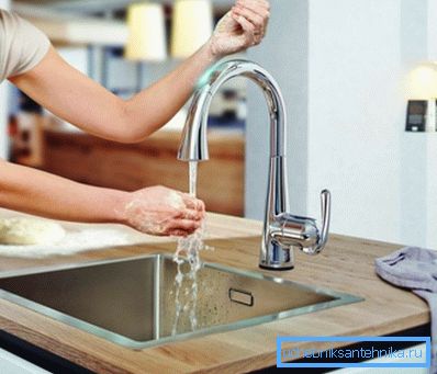 Robinet élégant avec lavabo latéral dans la cuisine Robinet élégant avec lavabo latéral dans la cuisine