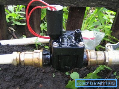 Grue électrique dans la rue dans le pays pour automatiser l'arrosage du jardin Grue électrique dans la rue dans le pays pour automatiser l'arrosage du jardin