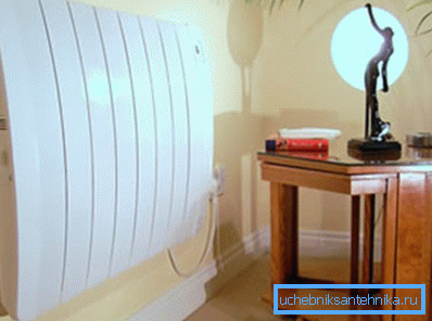 Radiateur de chauffage électrique. Radiateur de chauffage électrique.