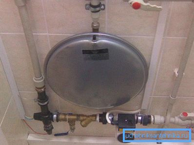 Chaudière à électrodes pour chauffer le liquide de refroidissement. Chaudière à électrodes pour chauffer le liquide de refroidissement.