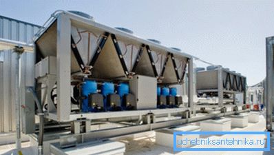 Des éléments du système de CVC sont placés sur le toit du bâtiment. Des éléments du système de CVC sont placés sur le toit du bâtiment.