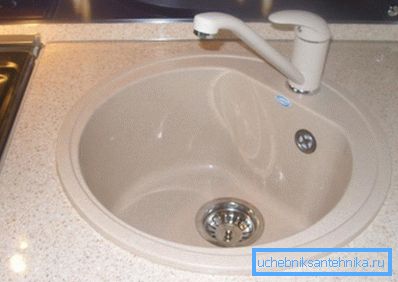L'évier émaillé blanc pour la cuisine s'intégrera parfaitement dans n'importe quel design.