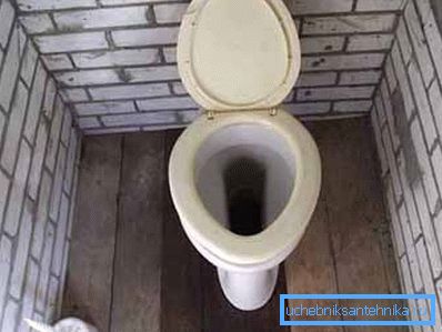 Une autre variante de la conception la plus simple d'une cuvette de toilette en céramique, qui n'a pas été utilisée récemment