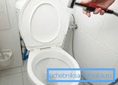 Une autre solution intéressante consiste à installer une mini-douche en tant que bidet, elle peut être fixée au mitigeur de lavabo et aucune communication avec un eye-liner supplémentaire ne sera nécessaire. Une autre solution intéressante consiste à installer une mini-douche en tant que bidet, elle peut être fixée au mitigeur de lavabo et aucune communication avec un eye-liner supplémentaire ne sera nécessaire.