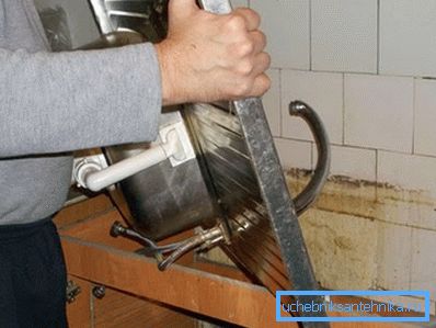 Si possible, avant de changer le robinet de la cuisine, il est préférable de retirer l'évier