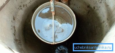Si la qualité de l'eau est mauvaise, il est nécessaire de nettoyer le puits et de remplacer la couche filtrante au fond. Si la qualité de l'eau est mauvaise, il est nécessaire de nettoyer le puits et de remplacer la couche filtrante au fond.