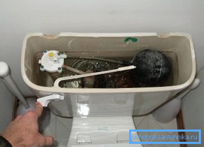 Si de l'eau coule de la cuvette des toilettes, vous devrez peut-être nettoyer la vanne. Si de l'eau coule de la cuvette des toilettes, vous devrez peut-être nettoyer la vanne.