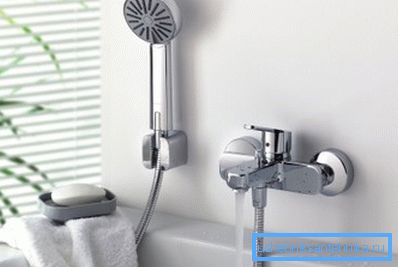 Si le support de douche est séparé, un porte-bloc spécial est installé sur le mur. Si le support de douche est séparé, un porte-bloc spécial est installé sur le mur.