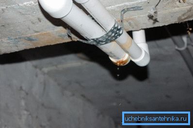 Si des tuyaux s'écoulent à l'extérieur de l'appartement, ils devraient être réparés par les services publics, sans frais supplémentaires. Si des tuyaux s'écoulent à l'extérieur de l'appartement, ils devraient être réparés par les services publics, sans frais supplémentaires.