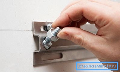 Si vous avez un support en forme de plaque, n'oubliez pas de le placer à niveau dans le plan horizontal Si vous avez un support en forme de plaque, n'oubliez pas de le placer à niveau dans le plan horizontal