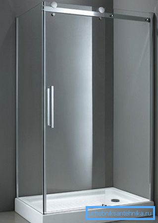 Si, dans les petites cabines, des matériaux transparents sont utilisés pour créer des clôtures, visuellement, ils sembleront plus larges et cette solution convient également aux personnes souffrant de claustrophobie.