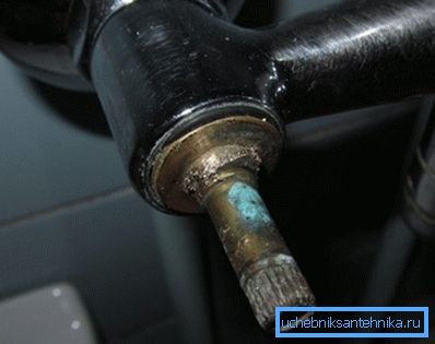 Si vous avez essayé toutes les méthodes, mais que le robinet de la boîte d’essieux n’est pas dévissé, il ne reste plus qu’à le percer soigneusement et à casser les pièces du mélangeur Si vous avez essayé toutes les méthodes, mais que le robinet de la boîte d’essieux n’est pas dévissé, il ne reste plus qu’à le percer soigneusement et à casser les pièces du mélangeur