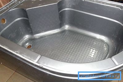Il existe également des produits métalliques recouverts d'agents de protection qui empêchent les effets nocifs de l'eau. Il existe également des produits métalliques recouverts d'agents de protection qui empêchent les effets nocifs de l'eau.