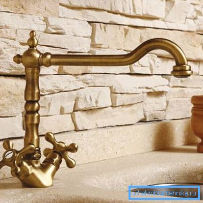 Le robinet de bronze rétro esthétique convient parfaitement à un évier en pierre artificielle.