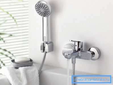 Robinet esthétique avec un levier de commande Robinet esthétique avec un levier de commande