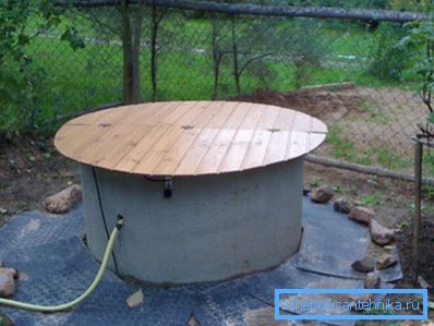 Cette couverture est assemblée à partir d'une doublure en bois sur le cadre du bar. Cette couverture est assemblée à partir d'une doublure en bois sur le cadre du bar.