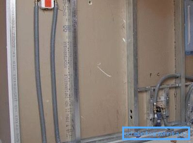 Les fausses parois des cloisons sèches brûlent bien, il est donc très risqué de monter le câblage sans boîtier Les fausses parois des cloisons sèches brûlent bien, il est donc très risqué de monter le câblage sans boîtier