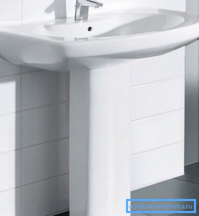 Lavabo en porcelaine avec piédestal. Lavabo en porcelaine avec piédestal.