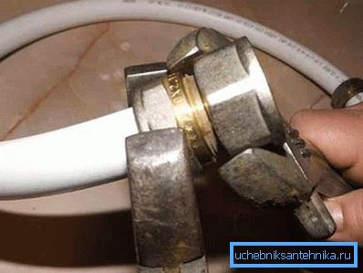 Fixation de tuyau dans un raccord à compression