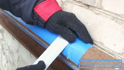 Fixation du câble chauffant sur un tuyau métallique Fixation du câble chauffant sur un tuyau métallique