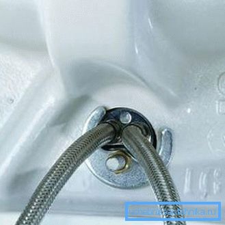 Fixer le robinet à l'évier Fixer le robinet à l'évier