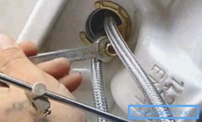 Fixation de l'appareil avec une goupille et un écrou