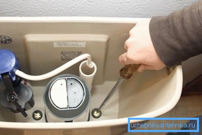 Fixez le réservoir avec des boulons et des écrous.