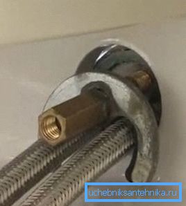 Fixez le produit avec les supports de fixation et les écrous. Fixez le produit avec les supports de fixation et les écrous.