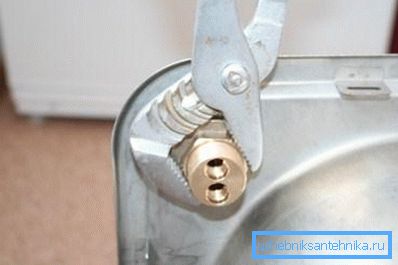Fixé de l'intérieur de l'écrou de serrage Fixé de l'intérieur de l'écrou de serrage