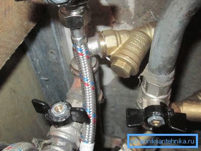 Les filtres à l'entrée de l'appartement vont soulager l'eau des suspensions. Les filtres à l'entrée de l'appartement vont soulager l'eau des suspensions.
