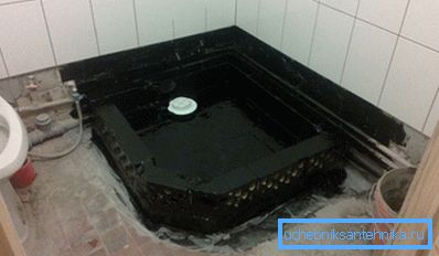 Couche de finition en matériau imperméabilisant.