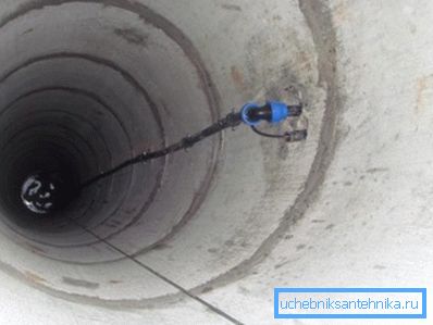 Photo d'un puits en béton. Photo d'un puits en béton.