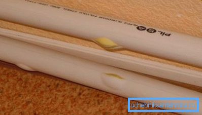 Photo de tuyaux en polypropylène déformés en raison de la température élevée Photo de tuyaux en polypropylène déformés en raison de la température élevée