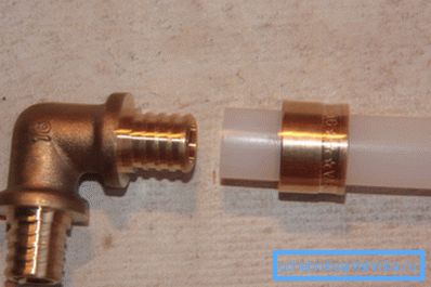 La photo montre clairement la méthode de raccordement des tuyaux avec des raccords.