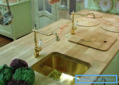 Photo d'une table en bois sous l'évier. Photo d'une table en bois sous l'évier.