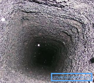 Photo d'une cheminée avec des dépôts de suie Photo d'une cheminée avec des dépôts de suie