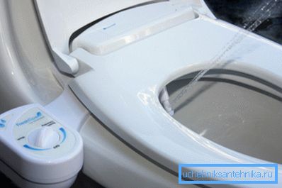 Photo d'une douche hygiénique encastrée dans la couverture. Photo d'une douche hygiénique encastrée dans la couverture.