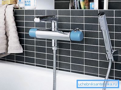 Photos de produits pour la salle de bain: en plus du robinet, il y a aussi un tuyau de douche Photos de produits pour la salle de bain: en plus du robinet, il y a aussi un tuyau de douche