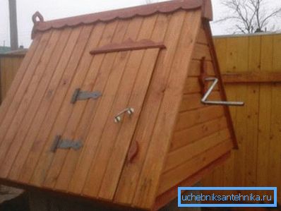 Photo de construction avec une porte sur la pente du toit