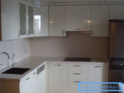 Photo de la cuisine dans laquelle l'espace est utilisé de manière optimale grâce à l'évier compact Photo de la cuisine dans laquelle l'espace est utilisé de manière optimale grâce à l'évier compact